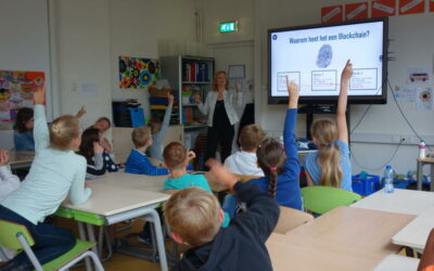 Moeder geeft les in Blockchain aan Groep 7